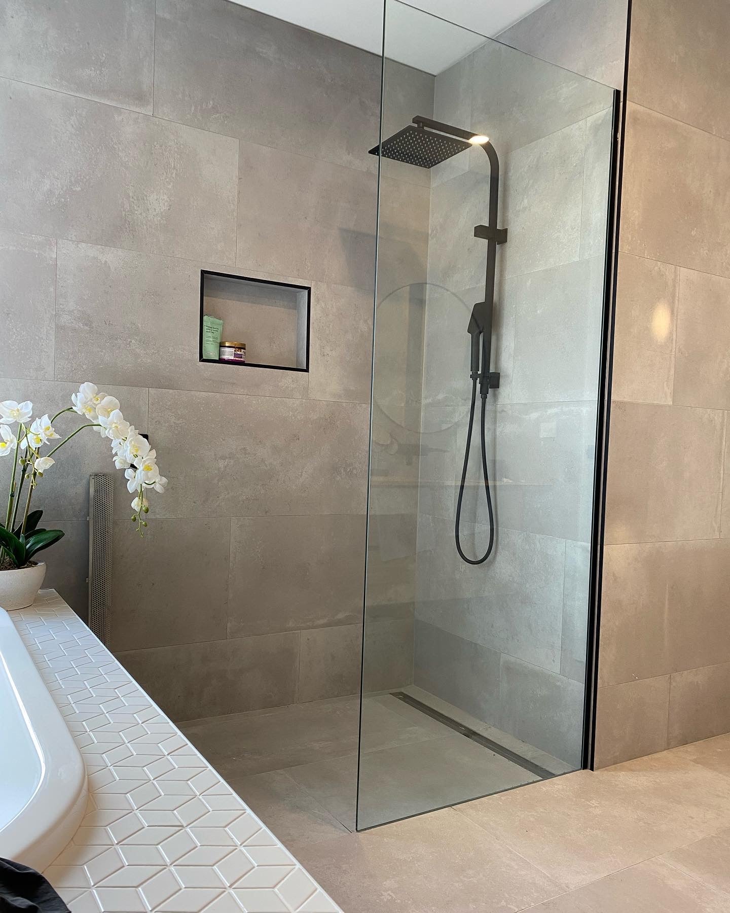 SALE 2385 x 1000 x 10mm clear shower panel
